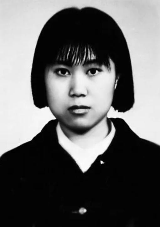 2000年高中畢業證照片尺寸是多少(2000年高中畢業證照片是什么顏色)